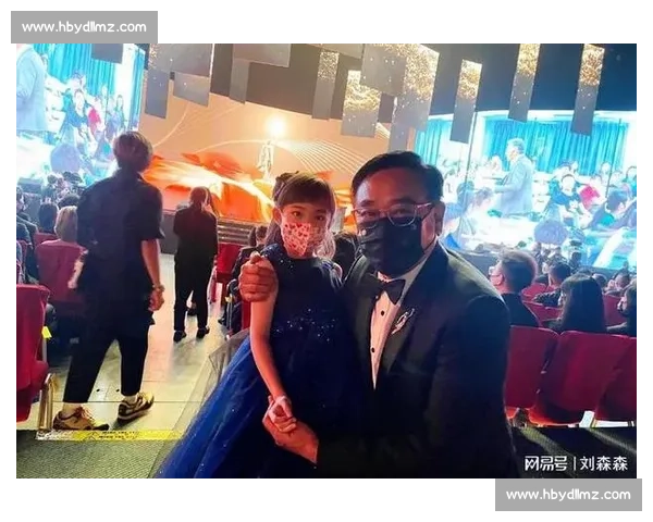 尔冬升女友晒 9 岁女儿近照：萌娃从容应对粉丝，“片场暴君” 变身慈父